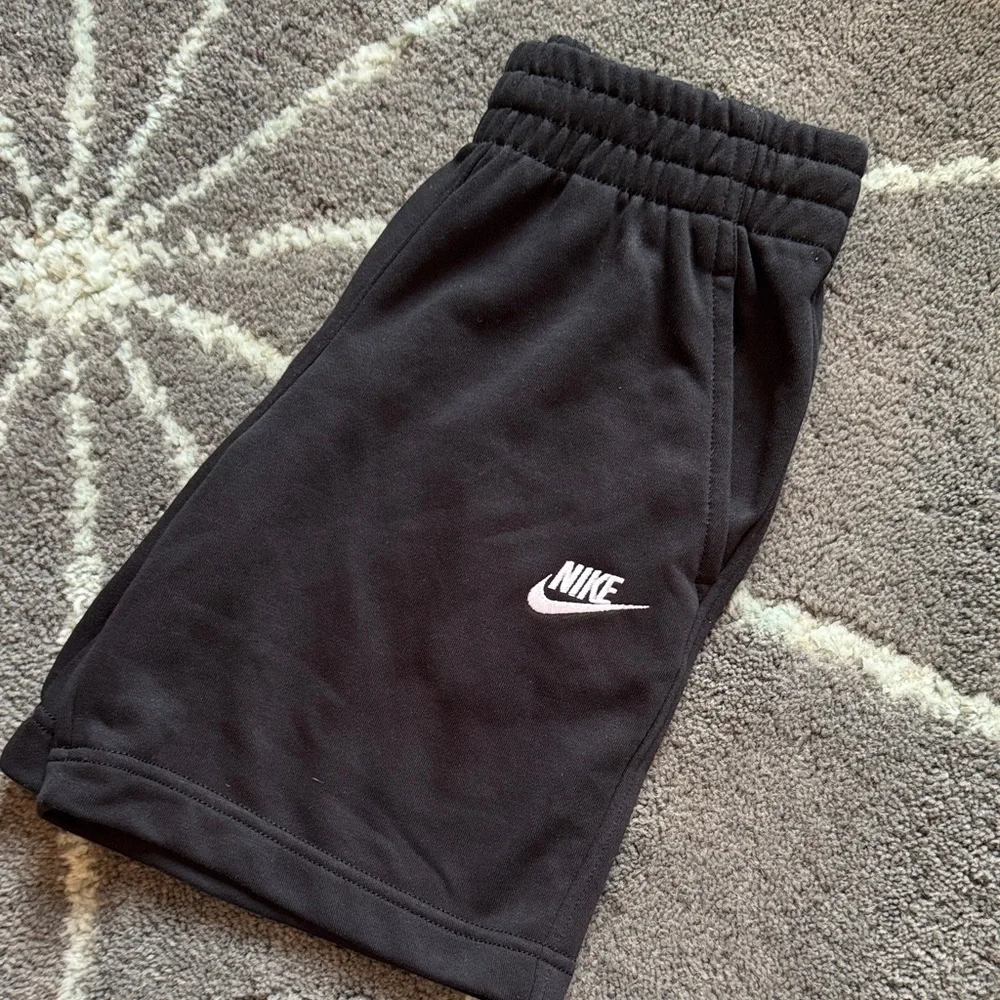 NEW Nike Black Shorts, Sportswear Club Fleece Youth Boys Medium